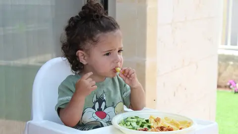 Bebé comiendo alimentos sólidos Nova Life