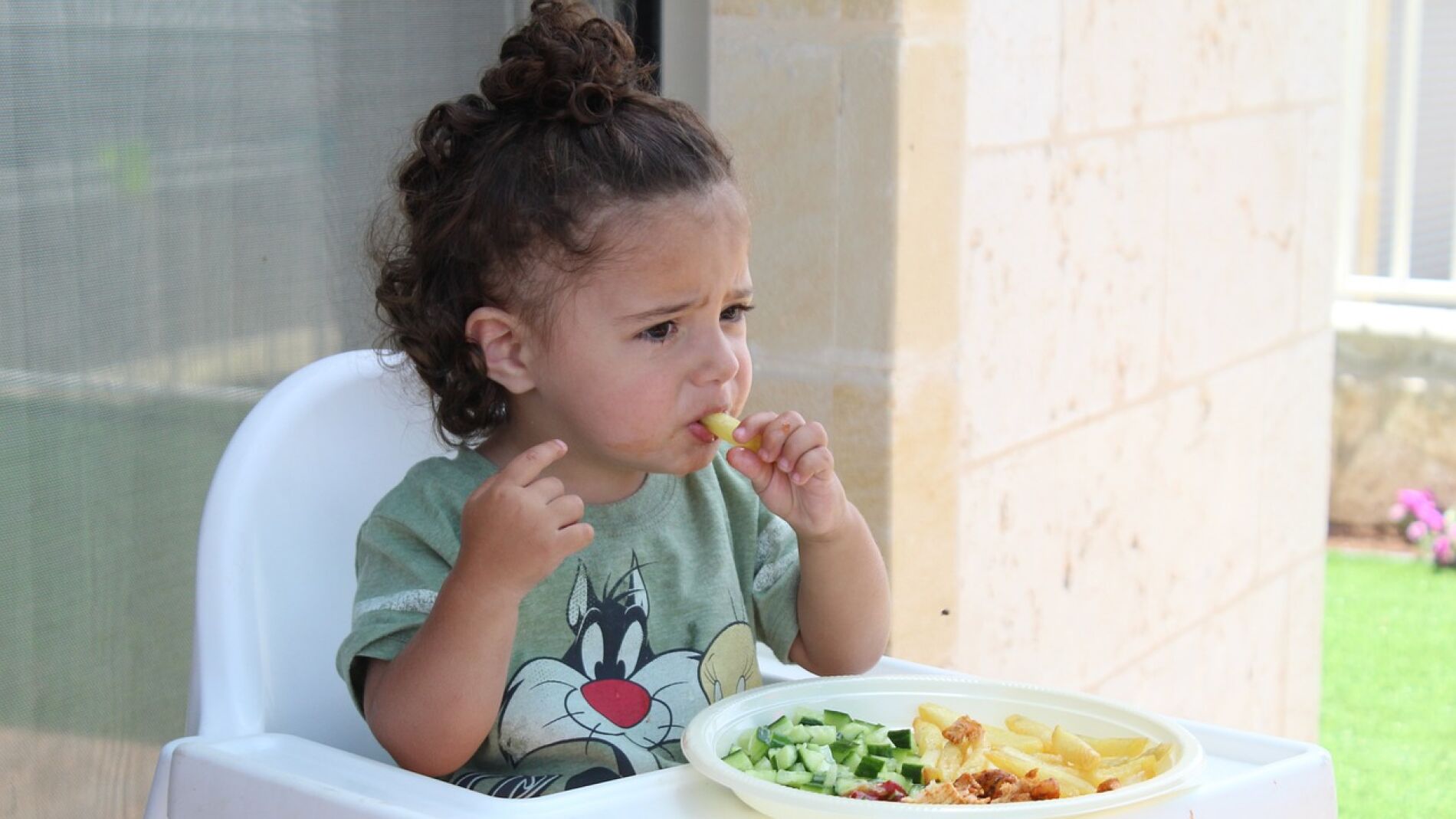Bebé comiendo alimentos sólidos