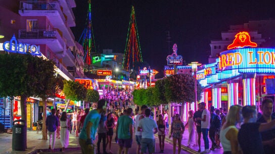 Turistas en Punta Ballena, en Magaluf (Mallorca)