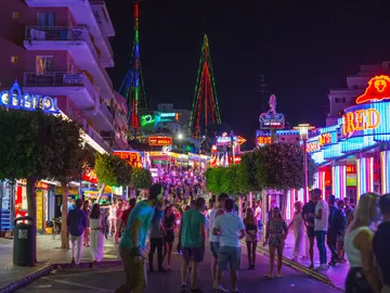 Turistas en Punta Ballena, en Magaluf (Mallorca) Turistas en Punta Ballena, en Magaluf (Mallorca)