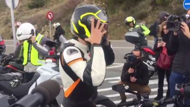 Rivera presenta sobre una moto sus propuestas de seguridad vial