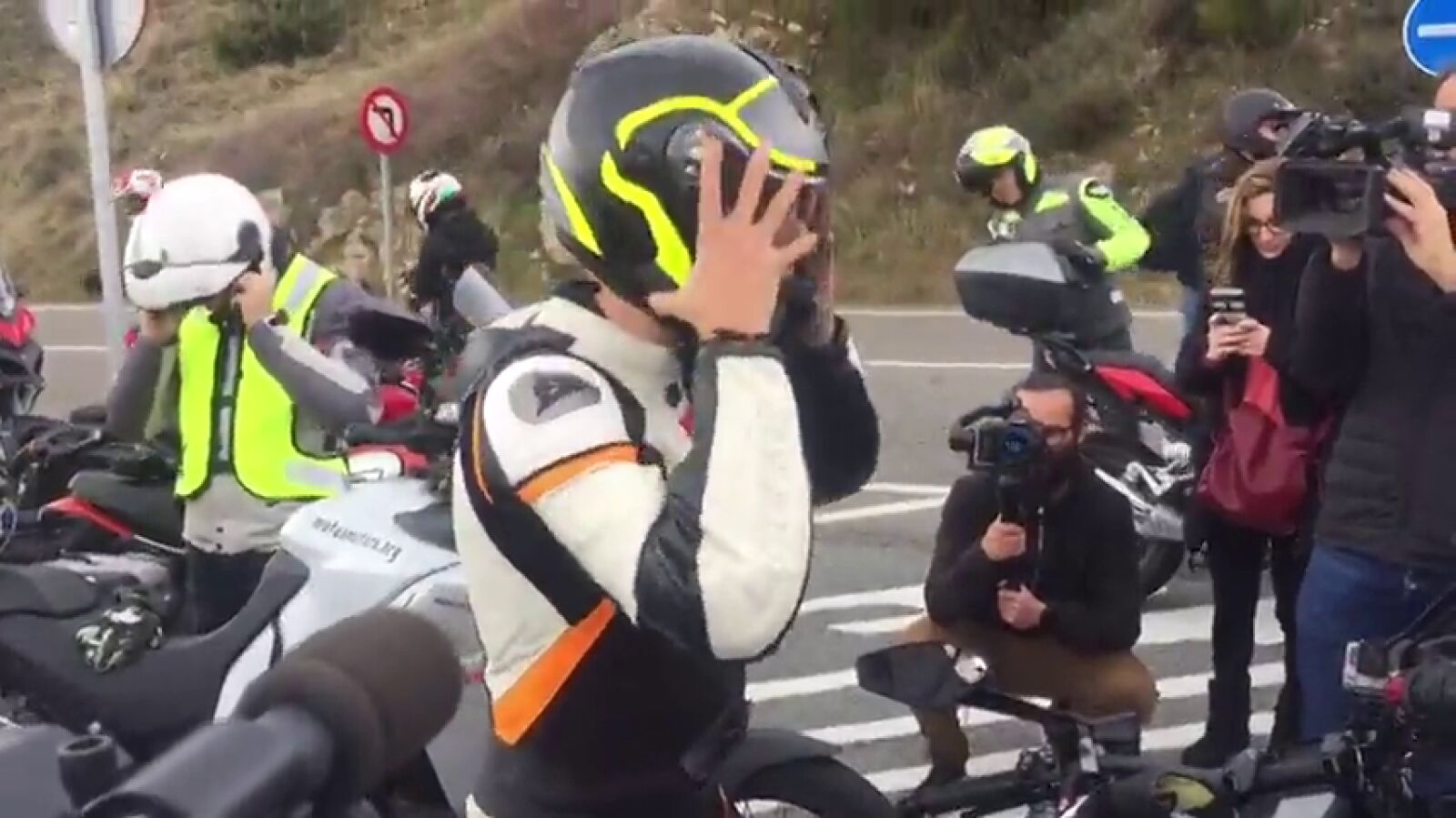 Rivera presenta sobre una moto sus propuestas de seguridad vial