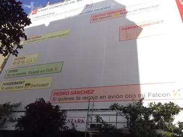 Lona de Ciudadanos con el chat ficticio del Consejo de Ministros Lona de Ciudadanos con el chat ficticio del Consejo de Ministros