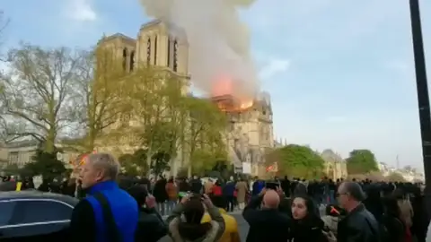 Un español, testigo del fuego de Notre Dame: "Al principio creímos que era un atentado" Un español, testigo del fuego de Notre Dame: "Al principio creímos que era un atentado"