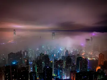 Contaminación de una ciudad por la noche Contaminación de una ciudad por la noche