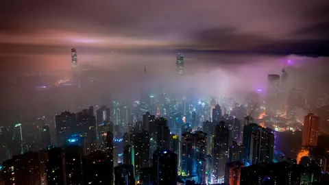 Contaminación de una ciudad por la noche Contaminación de una ciudad por la noche