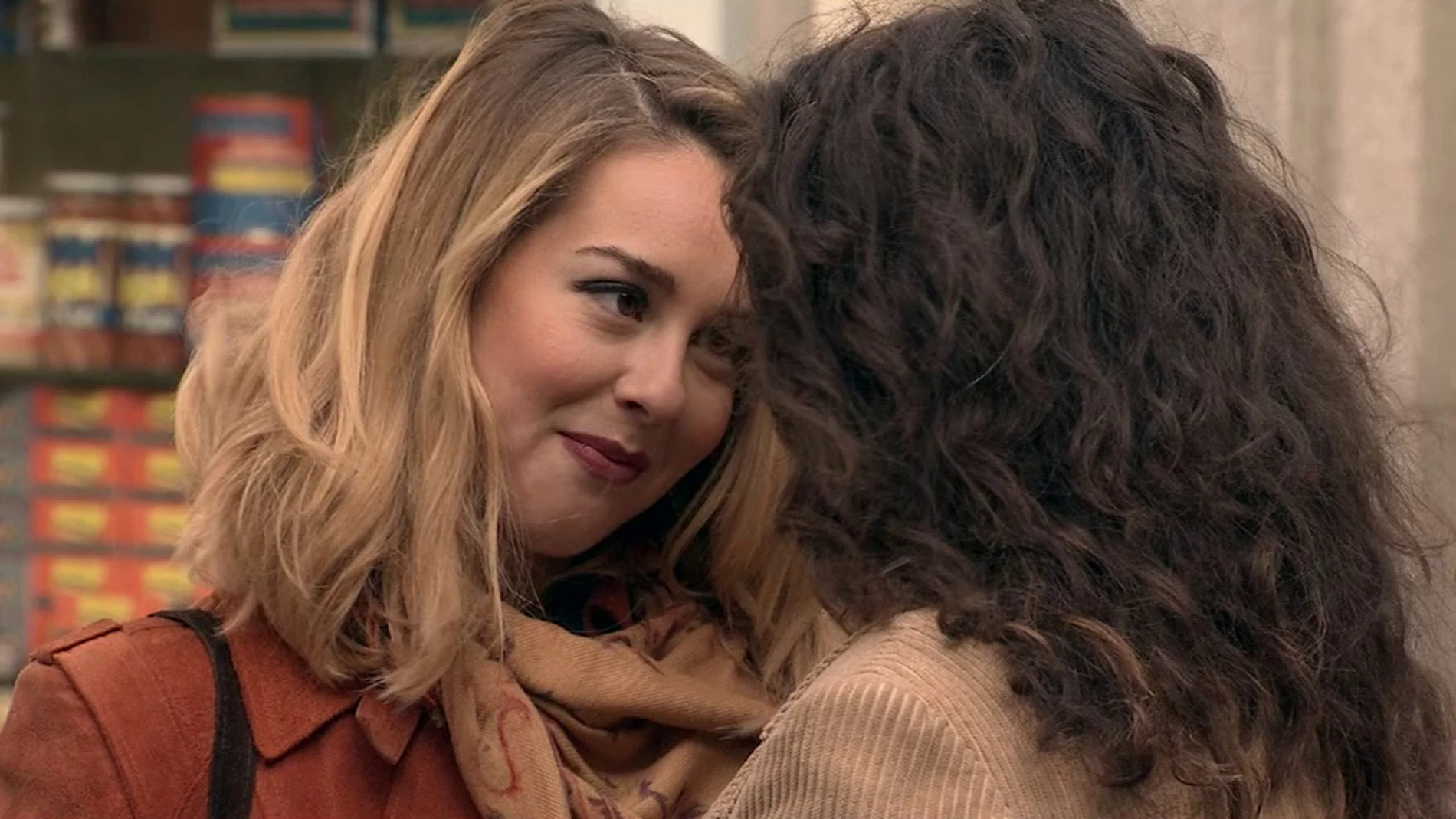 Luisita desafía a Amelia a besarla en plena Plaza de los Frutos