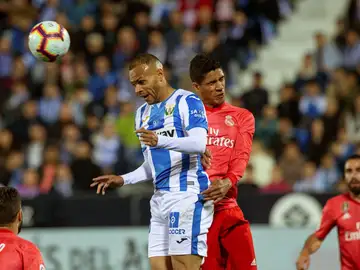 Varane pelea un balón ante Martin Braithwaite Varane pelea un balón ante Martin Braithwaite
