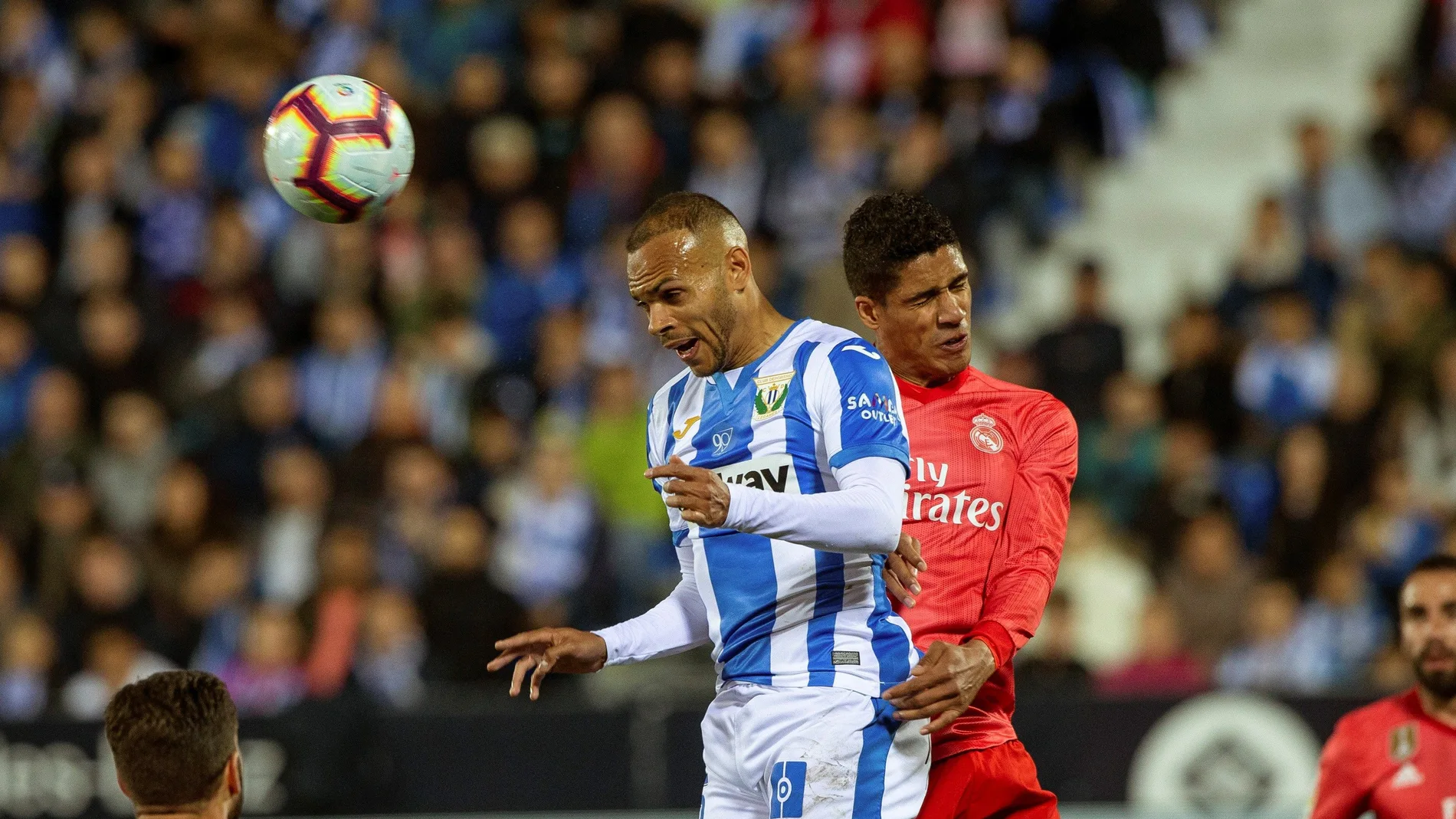Varane pelea un balón ante Martin Braithwaite Varane pelea un balón ante Martin Braithwaite