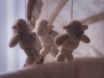 Una mujer rusa finge su embarazo durante nueve meses y luego simula un funeral con dos muñecos