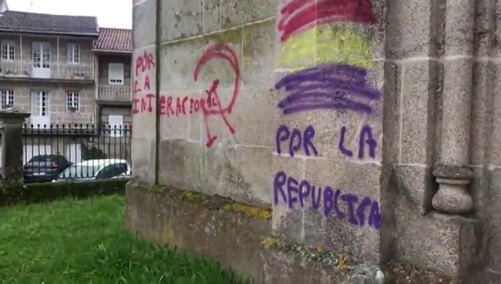  Aparecen pintadas a favor de la República en la fachada de una iglesia en Ourense