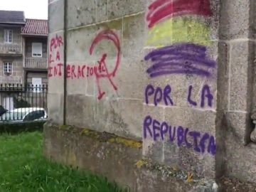  Aparecen pintadas a favor de la República en la fachada de una iglesia en Ourense