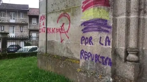 Aparecen pintadas a favor de la República en la fachada de una iglesia en Ourense Aparecen pintadas a favor de la República en la fachada de una iglesia en Ourense