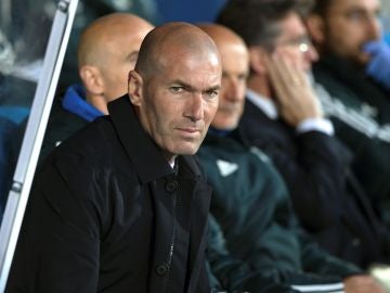 Zidane, en el banquillo de Butarque