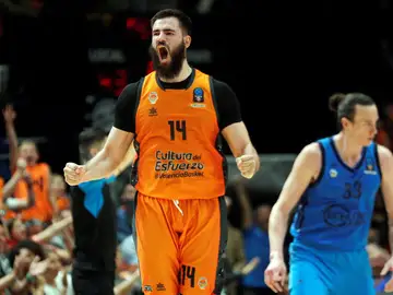 Bojan Dubljevic celebra una canasta ante el Alba de Berlín Bojan Dubljevic celebra una canasta ante el Alba de Berlín