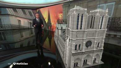 Realidad aumentada: el momento en el que el fuego devora la aguja de Notre Dame