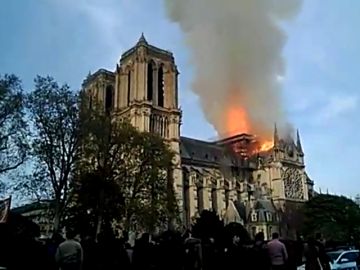 Imágenes de Notre Dame tras caer la aguja de la catedral