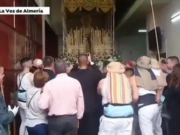 Emocionante pedida de mano ante la Virgen de Los Ángeles, en Cádiz Emocionante pedida de mano ante la Virgen de Los Ángeles, en Cádiz
