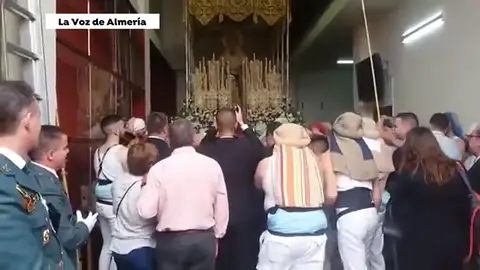 Emocionante pedida de mano ante la Virgen de Los Ángeles, en Cádiz Emocionante pedida de mano ante la Virgen de Los Ángeles, en Cádiz