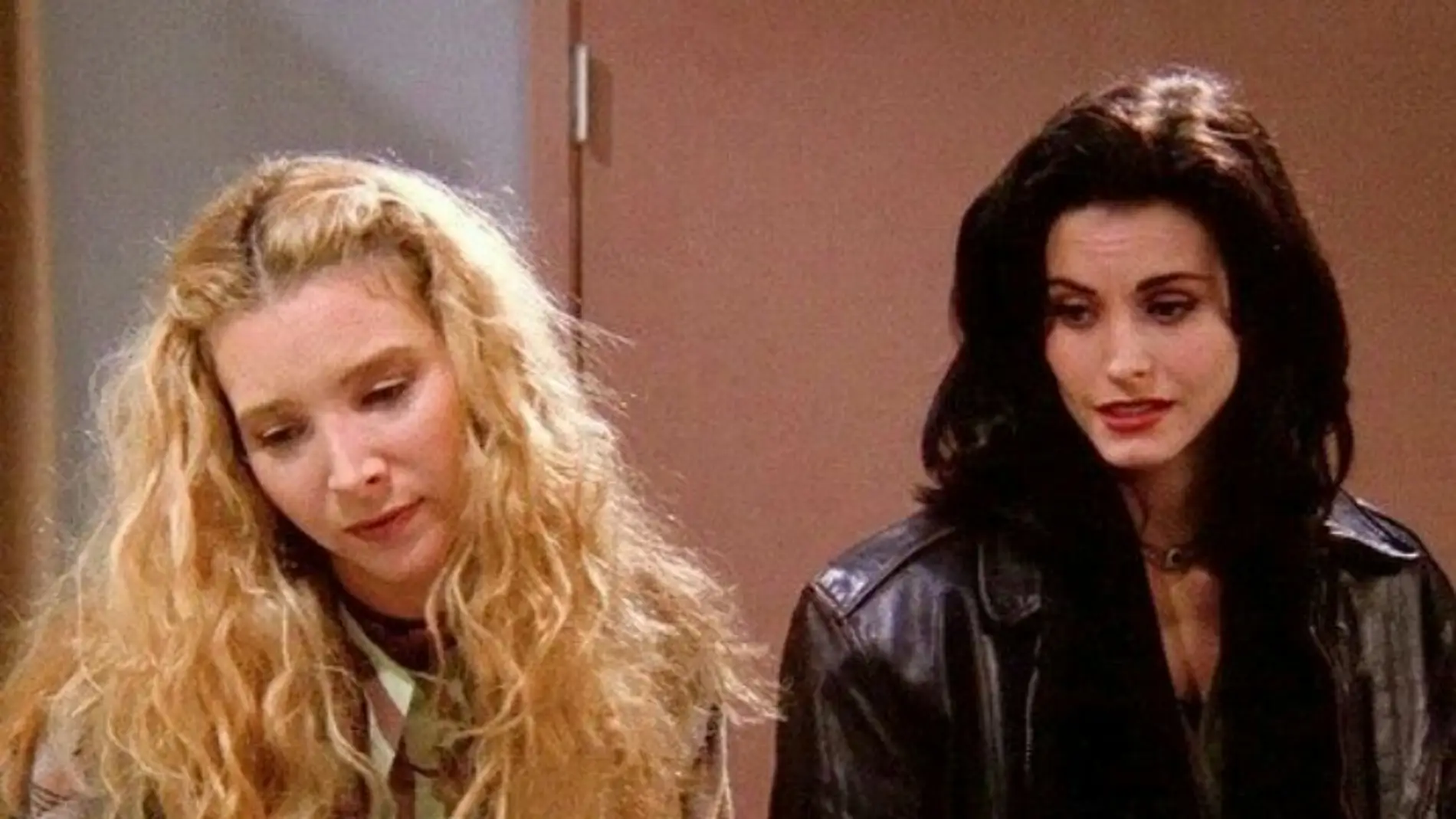 Lisa Kudrow y Courteney Cox, Phoebe y Mónica en 'Friends'