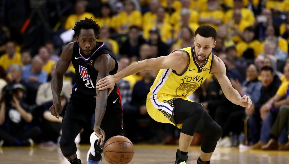 Beverley le roba la cartera a Curry