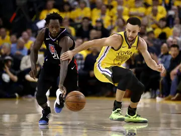 Beverley le roba la cartera a Curry Beverley le roba la cartera a Curry