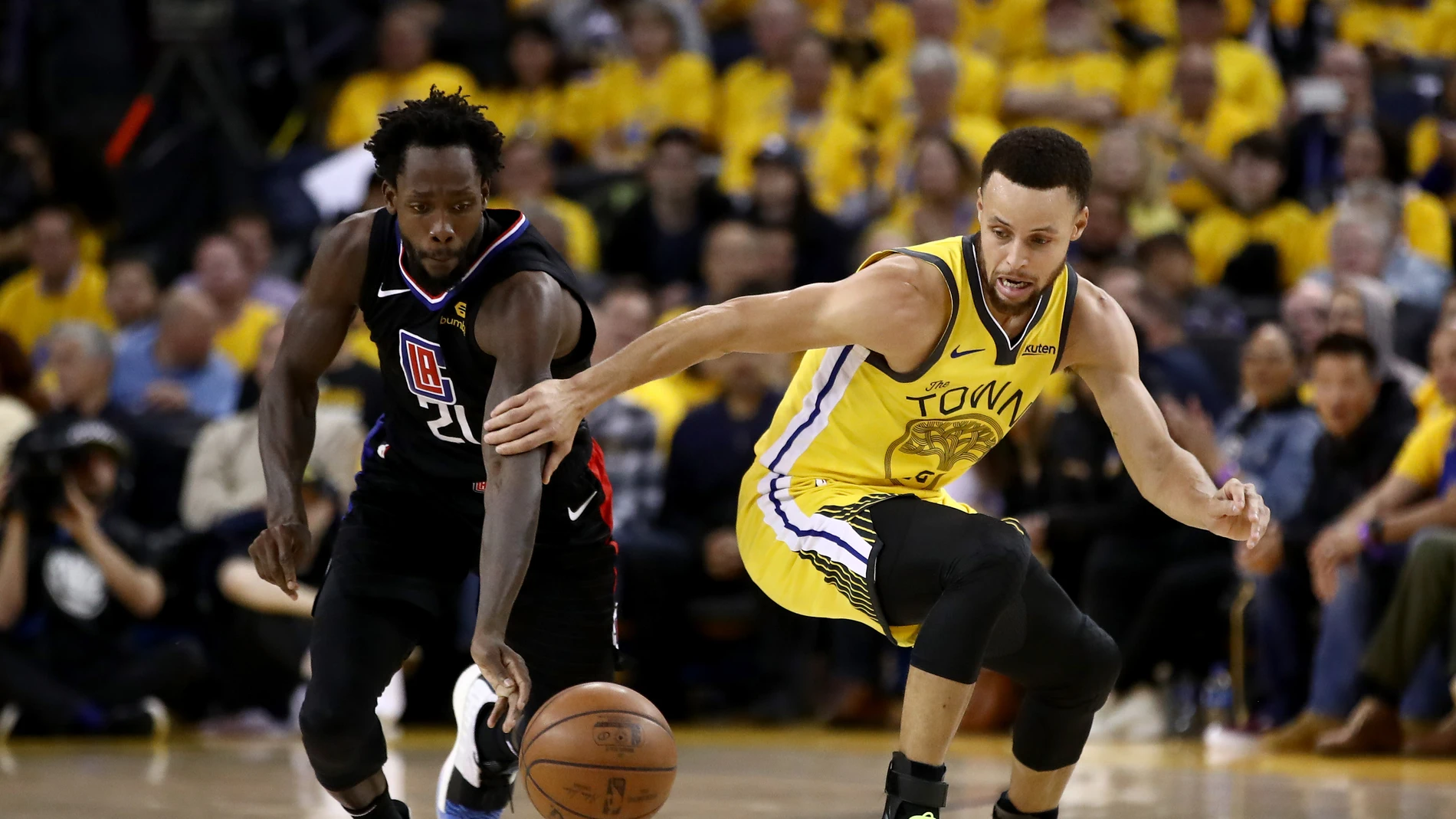 Beverley le roba la cartera a Curry Beverley le roba la cartera a Curry
