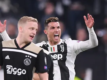 Cristiano protesta una jugada en el choque contra el Ajax Cristiano protesta una jugada en el choque contra el Ajax
