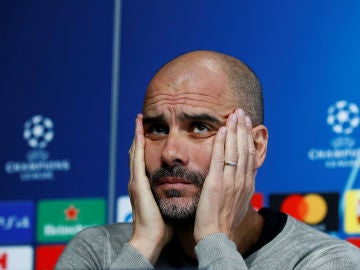 Pep Guardiola atiende a los medios