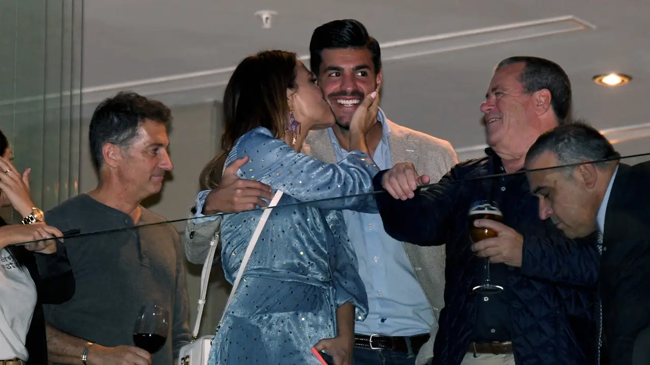 El beso de Paula Echevarría a Miguel Torres