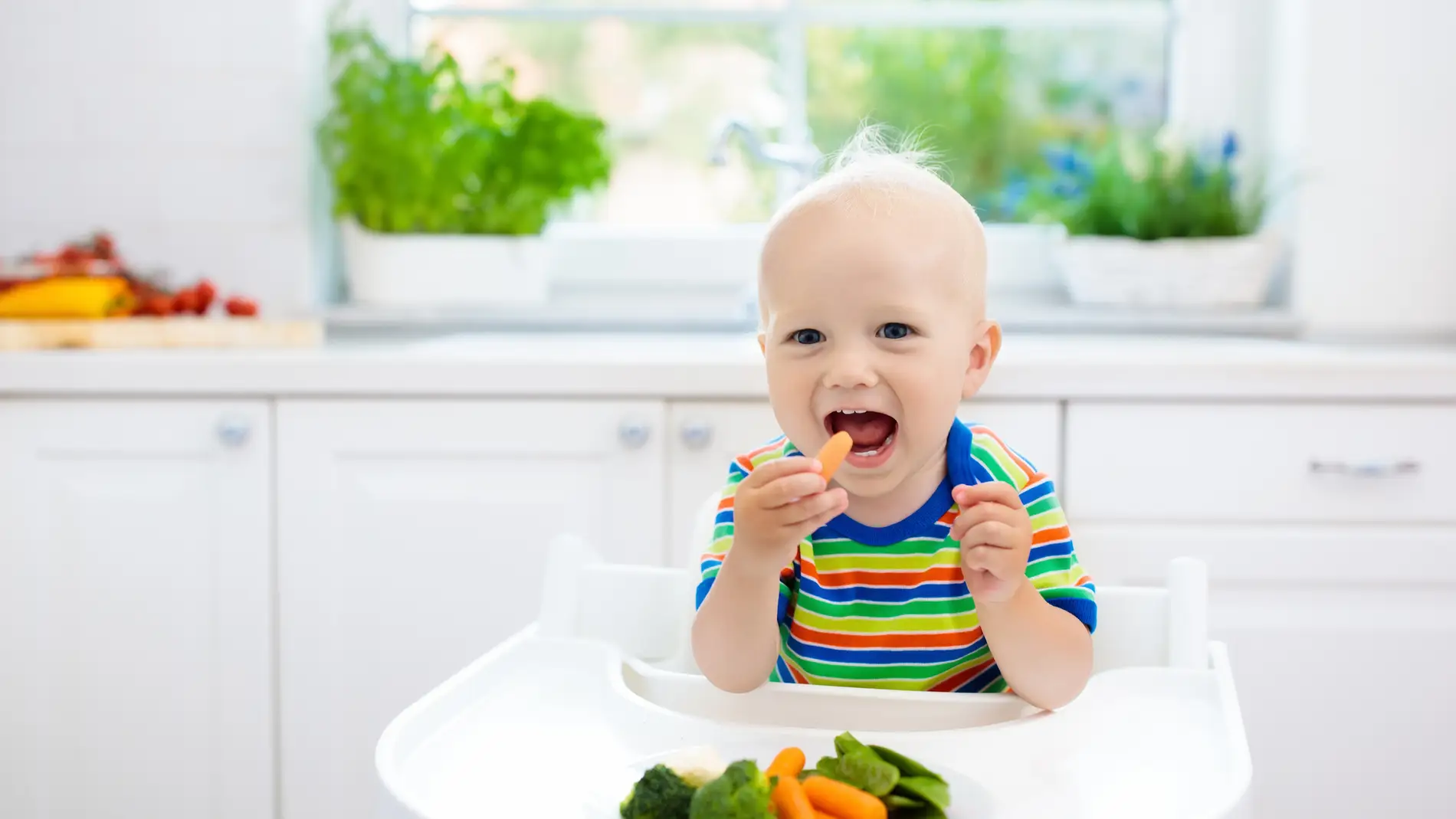 Bebé comiendo verduras