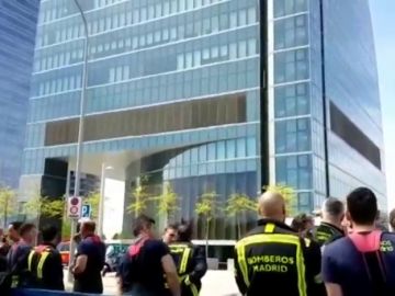 La Policía desaloja una de las cuatro torres de Madrid por amenaza de bomba