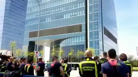 La Policía desaloja una de las cuatro torres de Madrid por amenaza de bomba La Policía desaloja una de las cuatro torres de Madrid por amenaza de bomba