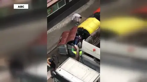 Un cartonero se salva de morir triturado por un camión de la basura Un cartonero se salva de morir triturado por un camión de la basura