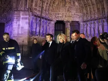 El presidente de Francia, Emmanuel Macron (c), y su esposa Brigitte Macron (c-d) visitan a los bomberos que intentan apagar el incendio en la catedral de Notre Dame El presidente de Francia, Emmanuel Macron (c), y su esposa Brigitte Macron (c-d) visitan a los bomberos que intentan apagar el incendio en la catedral de Notre Dame