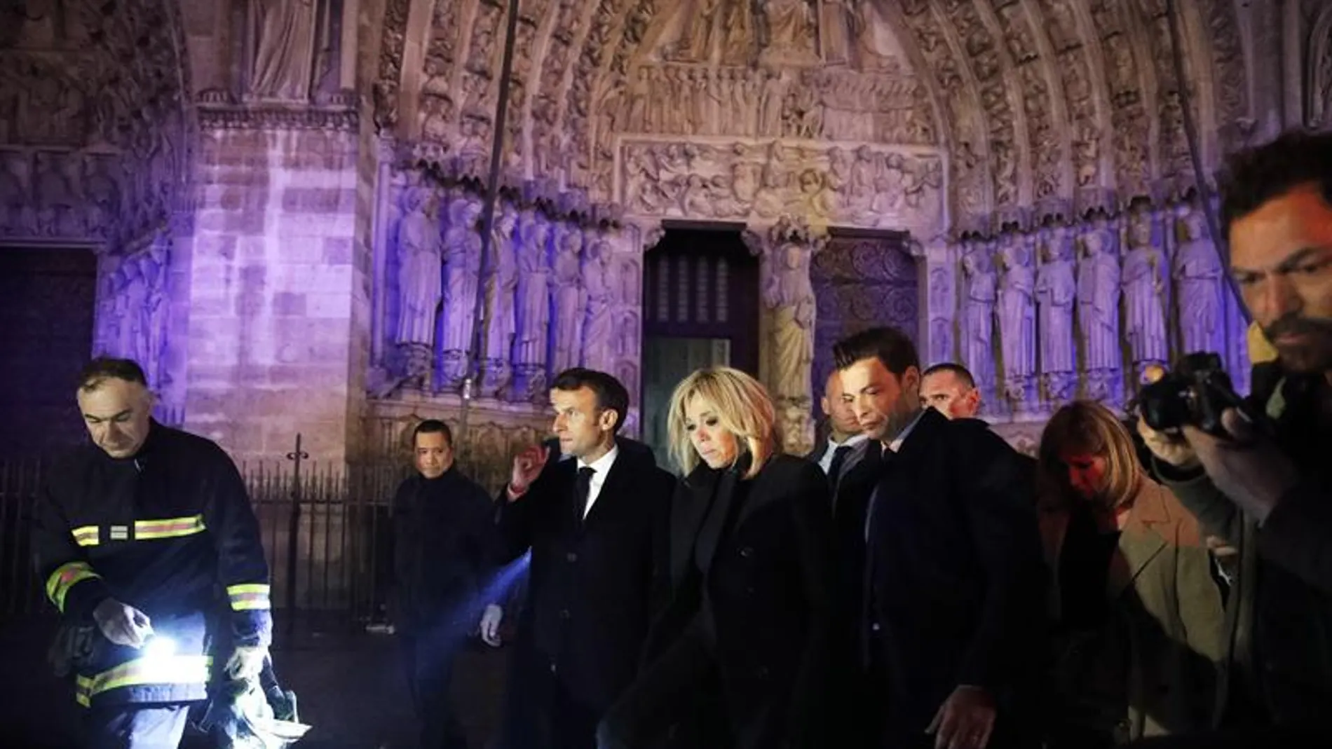 El presidente de Francia, Emmanuel Macron (c), y su esposa Brigitte Macron (c-d) visitan a los bomberos que intentan apagar el incendio en la catedral de Notre Dame El presidente de Francia, Emmanuel Macron (c), y su esposa Brigitte Macron (c-d) visitan a los bomberos que intentan apagar el incendio en la catedral de Notre Dame