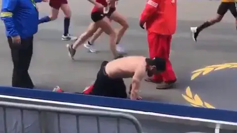 Micah Herndon entra gateando a la meta del maratón de Boston Micah Herndon entra gateando a la meta del maratón de Boston