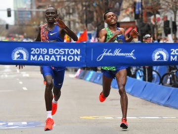 Lawrence Cherono y Lelisa Desisa llegan a la meta del maratón de Boston