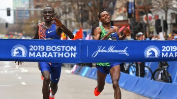 Lawrence Cherono y Lelisa Desisa llegan a la meta del maratón de Boston