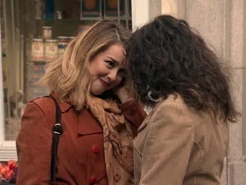 Luisita, a Amelia: “¿Me vas a seguir queriendo cuando tus admiradores te llenen el camerino de flores?” Luisita, a Amelia: “¿Me vas a seguir queriendo cuando tus admiradores te llenen el camerino de flores?”