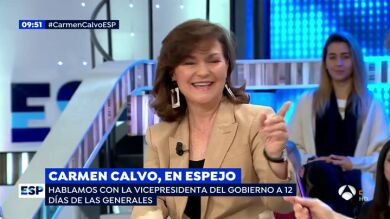 El 'momentazo' en el que la vicepresidenta del Gobierno interrumpe a una periodista para decirle que tiene una mancha