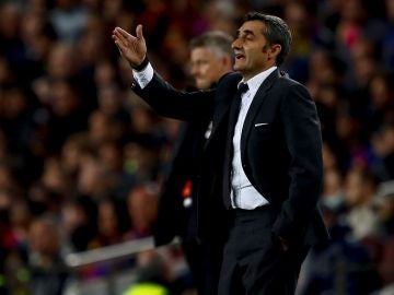 Ernesto Valverde da instrucciones sobre la banda del Camp Nou