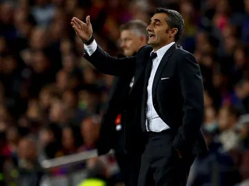 Ernesto Valverde da instrucciones sobre la banda del Camp Nou Ernesto Valverde da instrucciones sobre la banda del Camp Nou