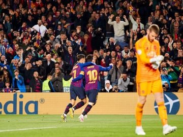 Messi y Coutinho celebran un gol ante De Gea