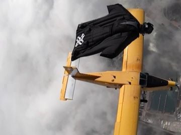 Vuela al lado de una avión Vuela al lado de una avión