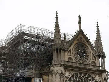 Noticias 1 Antena 3 (16-04-19) Los bomberos dan por extinguido el incendio en la catedral de Notre Dame de París Noticias 1 Antena 3 (16-04-19) Los bomberos dan por extinguido el incendio en la catedral de Notre Dame de París