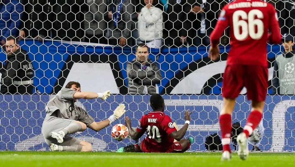 Mané remata ante Casillas para hacer el 0-1 en Do Dragao