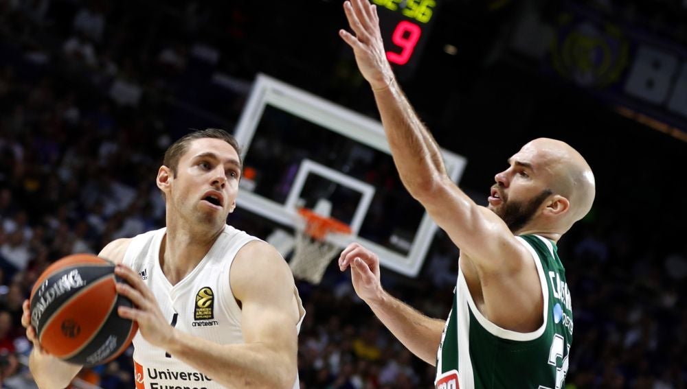 Fabien Causeur intenta superar a Nick Calathes