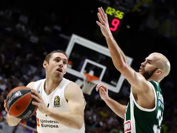 Fabien Causeur intenta superar a Nick Calathes Fabien Causeur intenta superar a Nick Calathes