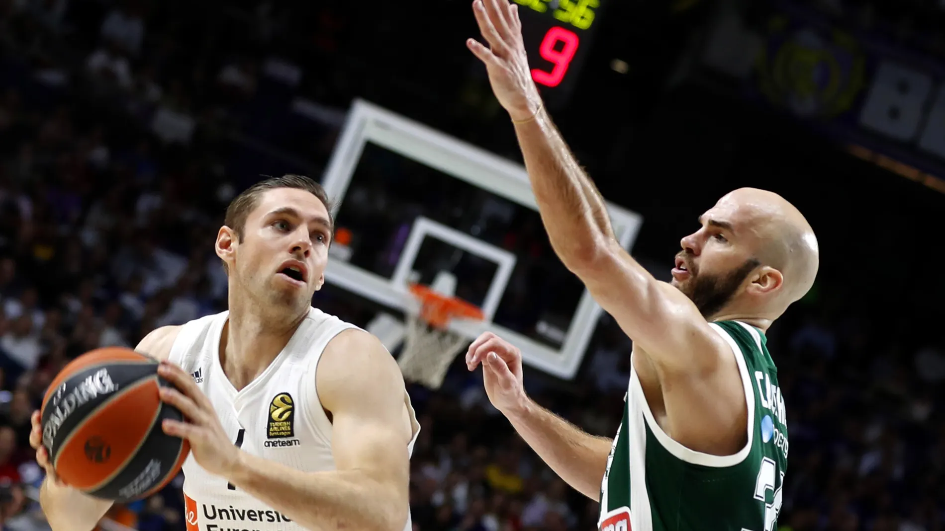 Fabien Causeur intenta superar a Nick Calathes Fabien Causeur intenta superar a Nick Calathes